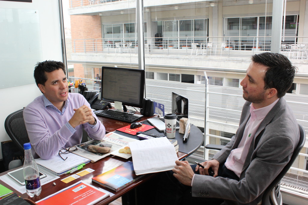 Luis Carlos Vélez (izquierda), es entrevistado por Rainiero Patiño (derecha). Foto de Johan Osorio