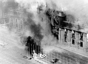 Palacio presidencial de La Moneda, Santiago de Chile, ardiendo.
