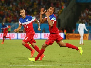 Jhon Brooks celebrando el gol de la victoria.