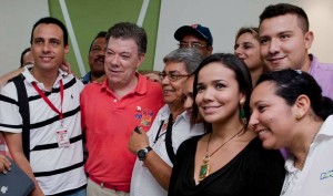 Santos, como buen periodista, posó con sus colegas.