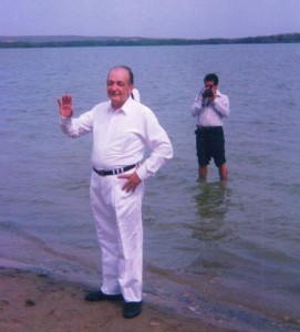Luis Moreno, durante un bautizo como pastor