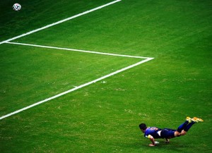 Robin Van Persie aterriza en un vuelo con grito de gol.