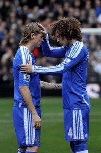 David Luiz pone la mano sobre Fernando Torres.