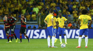 Brasil esperó hoy siete veces, como nunca antes, a que el balón saliera de su red.