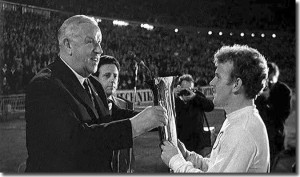 Stanley Rous y el jugador inglés, Billy Bremner.