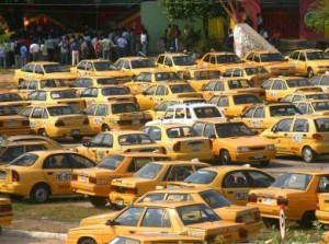Taxis esperan
