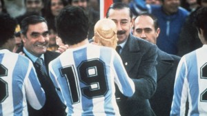 Videla entrega orgulloso la Copa del Mundo a su selección.