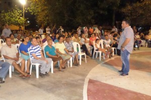 El ingeniero Alberto Salah escucha a la comunidad de La Floresta y Las Tresavemarías.