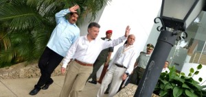 Los mandatarios de Colombia, Juan Manuel Santos, y de Venezuela, Nicolás Maduro, saludan a la concurrencia en las afueras de la Casa de Huéspedes Ilustres. Foto César Carrión, Presidencia Colombia.