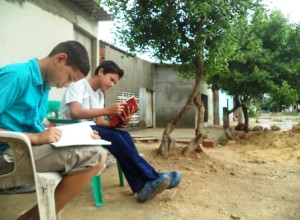 ALgunos prefieren estudiar fuera del aula.