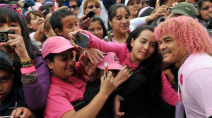 El Pibe Valderrama con el cabello rosado, por una campaña en solidaridad con las mujeres con cáncer de seno.