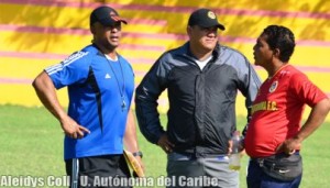 Chiquillo con asesores