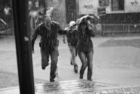 Gente bajo la lluvia