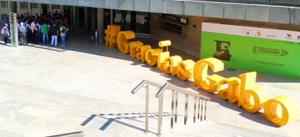 Un hermoso anuncio que dice #GraciasGabo recibió a los periodistas en la Plaza Mayor.