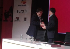 Jaime Abello Banfi entregó libro 'Gabo periodista' al alcalde de Medellín, Aníbal Gaviria.