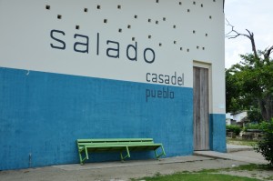 Cada nueva obra en El Salado es un esfuerzo por no olvidar que el pueblo surgió de las cenizas olvidadas del Estado. Foto: Jorge Sarmiento Figueroa.