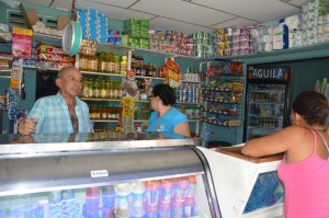 David Montes y Teresa Castro regresaron. Levantaron su tienda de los escombros.