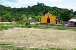 En este campo despejado frente a la iglesia alinearon a los hombres y sentaron a  las mujeres a ver el horror. Foto: Jorge Sarmieno Figueroa.