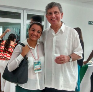 Edward Schumacher junto a la joven periodista Alison Guerrero.