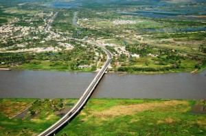 Es la zona portuaria de los alrededores del Puente Pumarejo, desde Malambo, y al frente el Puerto de Combustibles de Palermo y un astilleros que será puerto.
