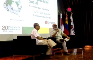 Jesús Ferro Bayona y Juan Gossaín conversan de manera distendida en el evento principal de los 20 años de Comunicación Social de la Uninorte.