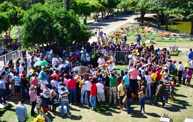 Gente en la tumba de Diomedes Díaz en el camposanto Exce Homo de Valledupar.
