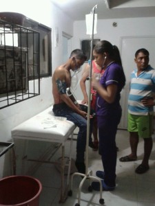 Jader llegó con vida al Centro de Salud de su pueblo, Montecristo, acompañado de su familia.