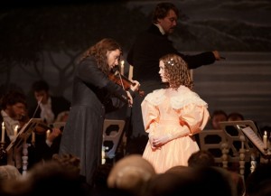 Paganini (interpretado por el actor y músic David Garret) en uno de los recitales durante la película.