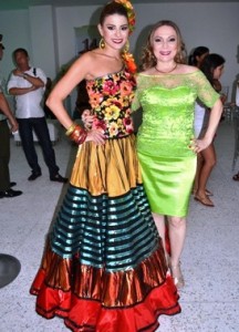 La anfitriona Lucy Flórez y la Reina del Carnaval Cristina Fernandez.