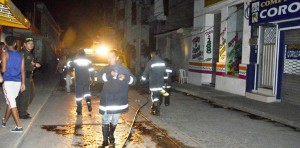 3 El Cuerpo de Bomberos, impotente ante las llamas.
