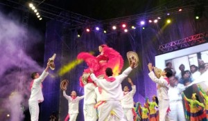 5 La reina por lo alto en brazos de sus bailadores.