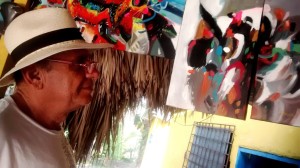 Ezequiel Pérez observa las obras de arte