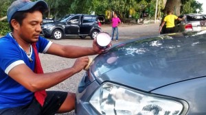Alterna el lavado de carros con el arte.