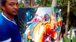 Amaury Mercado junto a  una de sus obras.