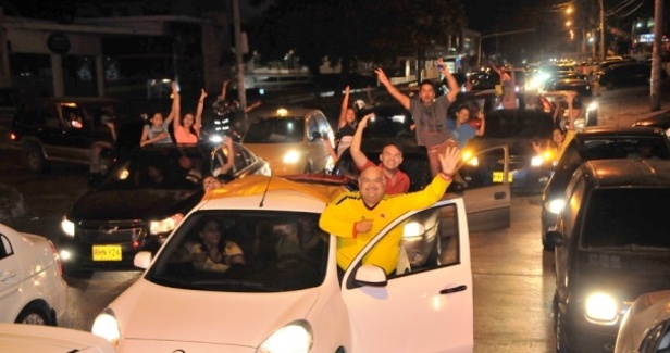 Carnaval anticipado por las principales calles barranquilleras en la noche del domingo.