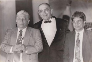 Pepe Molina, en el centro, junto a dos grandes exponentes del periodismo costeño: Fabio Poveda Márquez (qepd) y Rafael Sarmiento Coley (director de Lachachara.co).