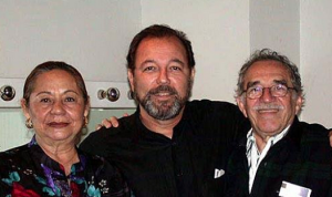 Rubén Blades entre Gabriel García Márquez y Mercedes Barcha.