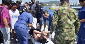 Uno de los náufragos es auxiliado por personal médico de la Armada Nacional en Cartagena.