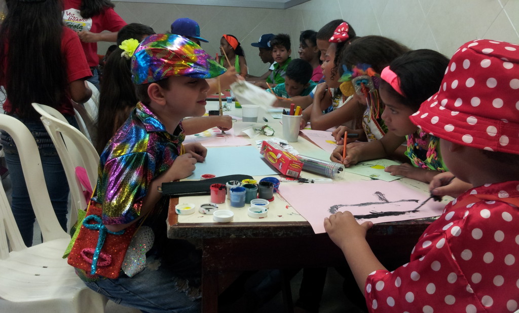 niños pintando