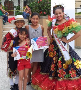 Reyes del Carnaval de los niños 2015, junto a los capitanes infantiles.