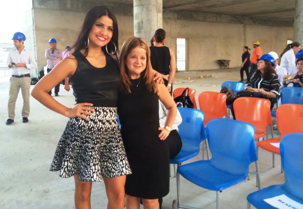 Cuando ya se había marchado parte del público, la foto del recuerdo de la alcaldesa Elsa Noguera con la cantante Martina La Peligrosa..