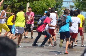 2 En San Isidro, lo que no podía faltar, la guerra de bolsas de agua entre pandillas.