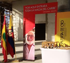 Los íconos del Puerta de Oro y las estatuillas entregadas a los protagonistas del video.