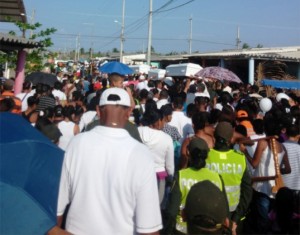 4 El dolor colectivo era insufrible. El publico, cabizbajo, siguió despacio el desfile fúnebre.