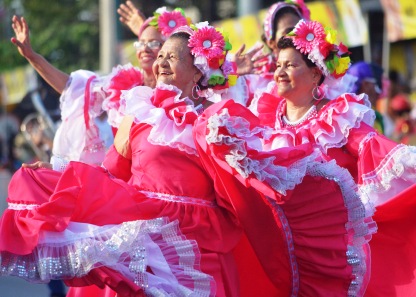 6 Las chicas alegres ya tienen sus añitos encima, pero la edad no se le nota al bailar. Por algo ellas dicen quie perro viejo late echao.