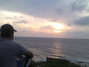 Sentado en el mirador del Castillo de Salgar, César Giraldo disfruta la inmensidad del Mar Caribe.