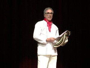 Eduardo Posada Carbó vestido de cumbiambero durante la inauguración del Carnaval de las Artes.
