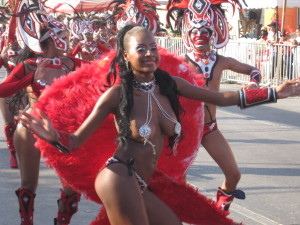 La comparsa Ekobios de Cartagena es una de las más aplaudidas en el desfile.