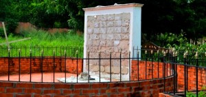 Cada cuadrante del muro tenía una lápida. Esa lápida protegía los restos hoy exhumados de los campesinos masacrados. Hoy no queda nada, ni restos ni monumento.