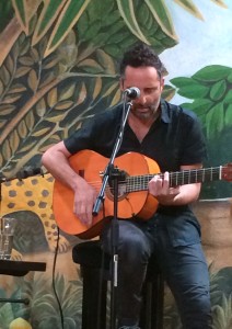 Jorge Drexler interpretando su música en La Cueva.